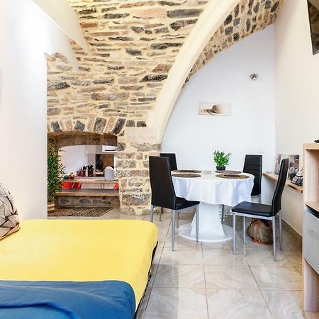 Calme Cocon Troglodyte Au Coeur De La Ville Apartment Nimes Exterior photo